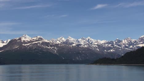 Hermoso-Paisaje-Con-Una-Cordillera-Nevada-En-El-Parque-Nacional-De-La-Bahía-De-Los-Glaciares,-Alaska-En-Verano