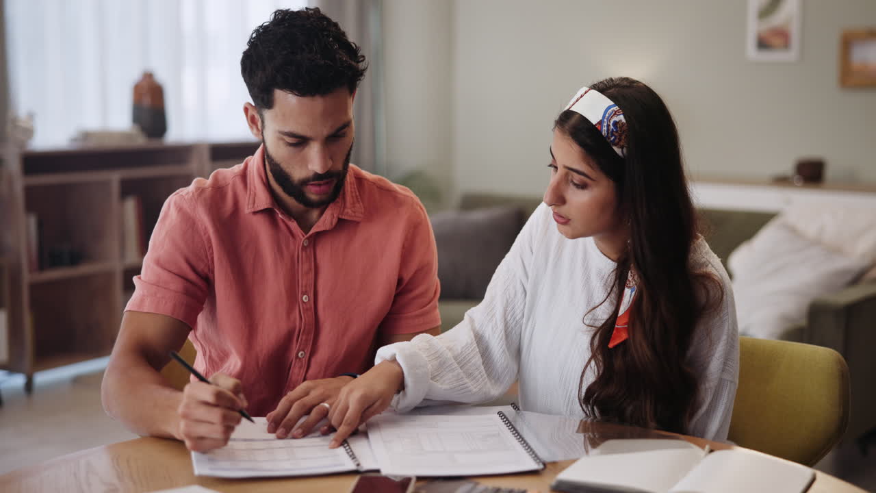 pareja discutiendo finanzas en casa