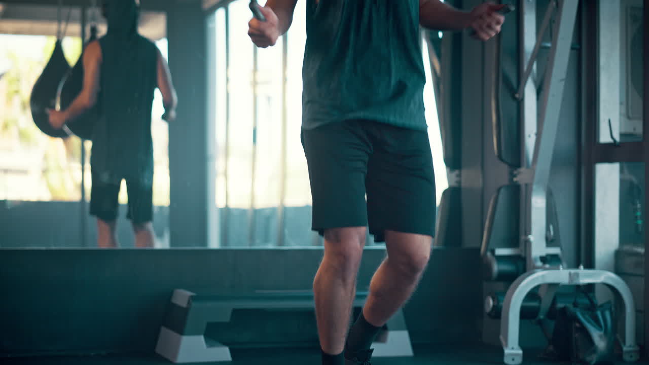 fitness, hombre y salto con cuerda para el ejercicio