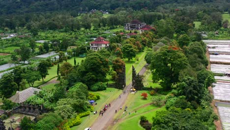 Luftaufnahmen-Von-Touristen,-Die-An-Einem-Sonnigen-Morgen-Fotos-Am-Berühmten-Handara-Tor-In-Bali,-Indonesien-Machen