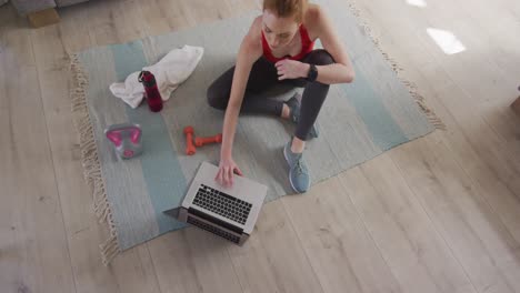 Frau-Benutzt-Laptop,-Während-Sie-Zu-Hause-Sitzt