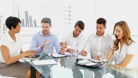 Equipo-De-Negocios-Discutiendo-Durante-La-Reunión