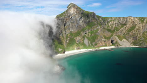 amplias imágenes de drones giratorios de la isla de vaeroy, islas lofoten en noruega