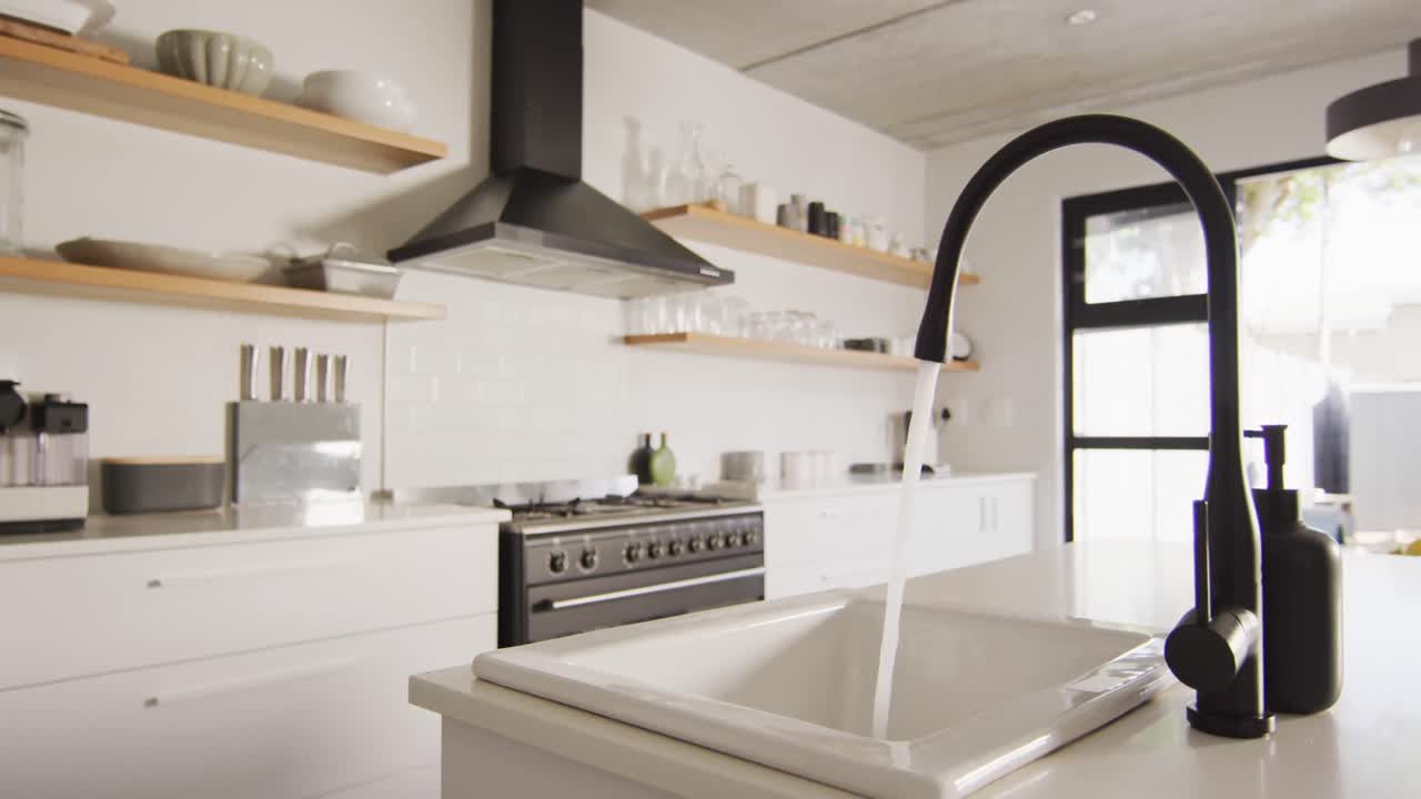 Panoramica di una cucina di lusso con lavello e piano di lavoro