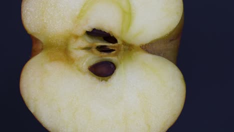 tiro macro de manzana fresca cortada por la mitad girando