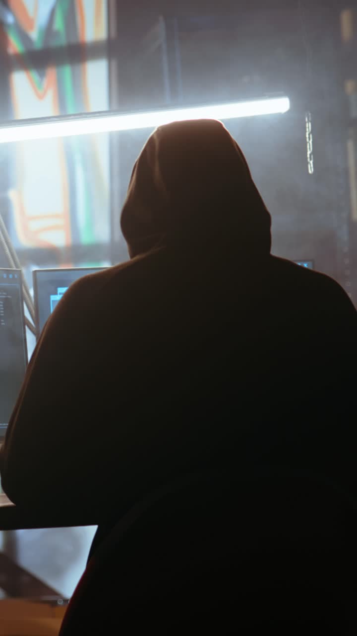 Hacker che realizza video verticali usando l'interfaccia software sullo schermo del computer