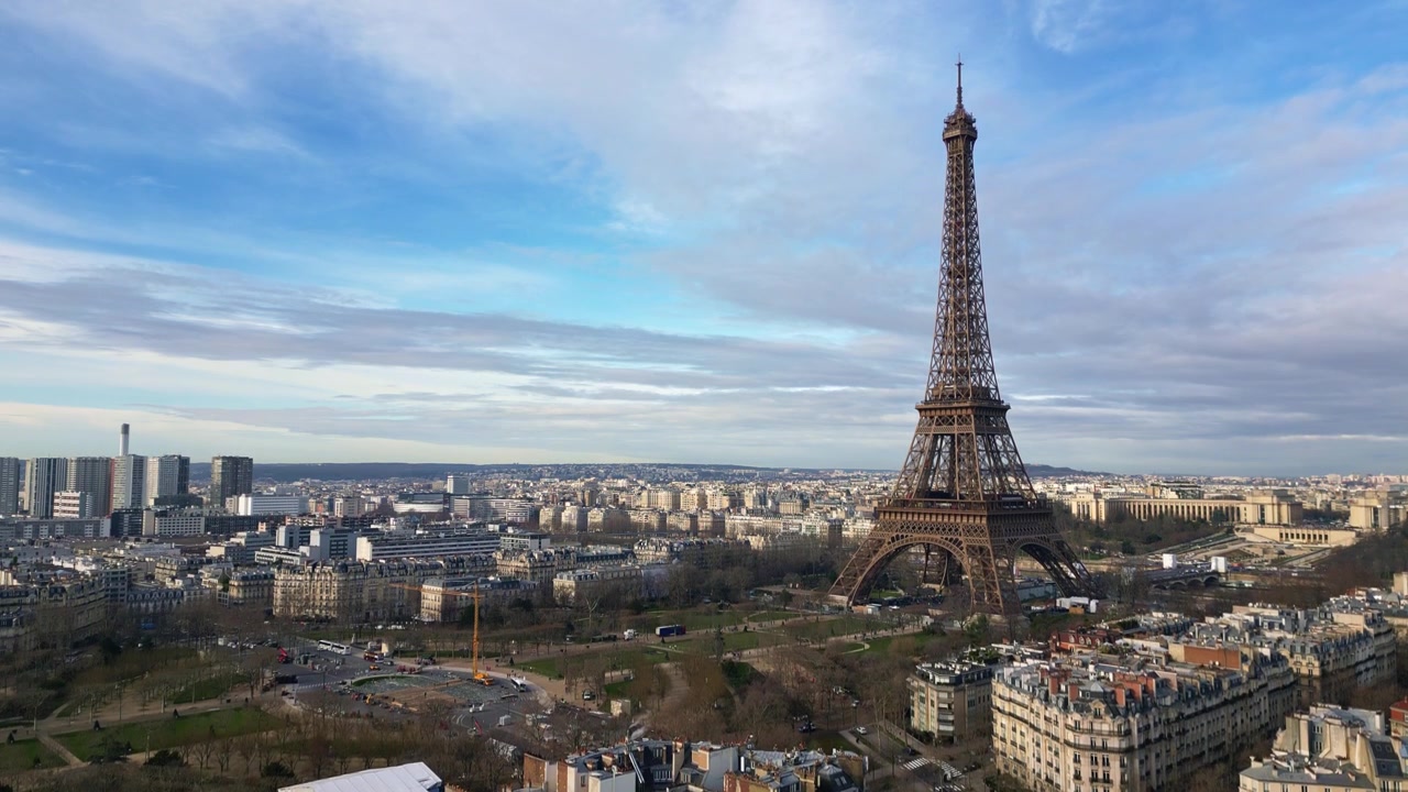 Ripresa aerea ascendente con movimento fluido intorno alla Torre Eiffel, Parigi, Francia.
