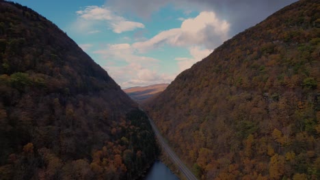 Hermosas-Imágenes-De-Drones-De-Un-Profundo-Valle-Otoñal-Con-Hermosos-Colores-Y-Una-Carretera-De-Montaña