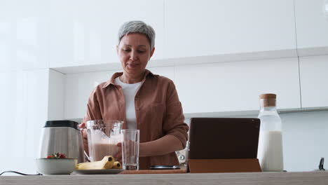 woman making smoothie