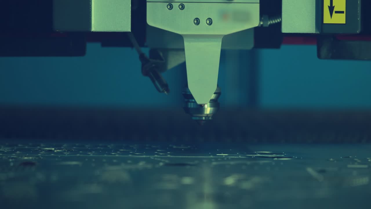 corte láser cnc de metal, tecnología industrial moderna.