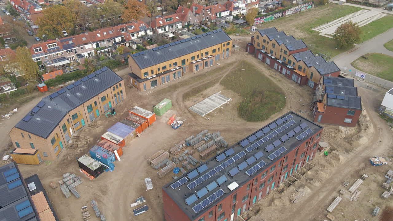 Panoramica aerea di nuove case in costruzione in un cantiere.