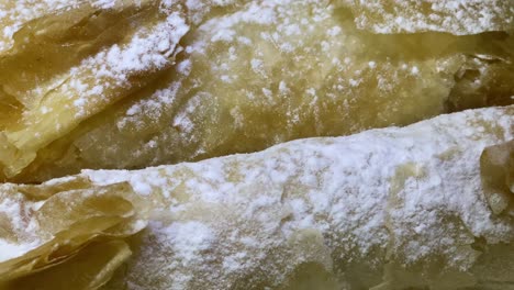 pastel dulce portugués tradicional de sintra llamado travesseiros