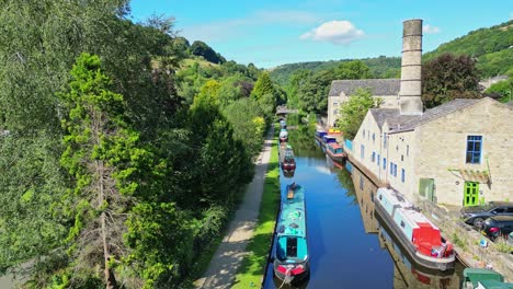 Imágenes-De-Drones-Del-Puente-Hebden,-Una-Hermosa-Y-Antigua-Ciudad-Textil-En-El-Canal-Rochdale-En-El-Oeste-De-Yorkshire,-Inglaterra