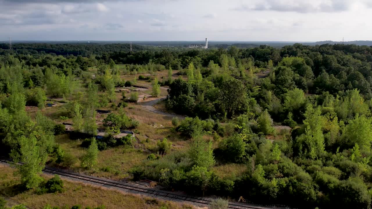 volando sobre un sitio abandonado de la fábrica de hércules