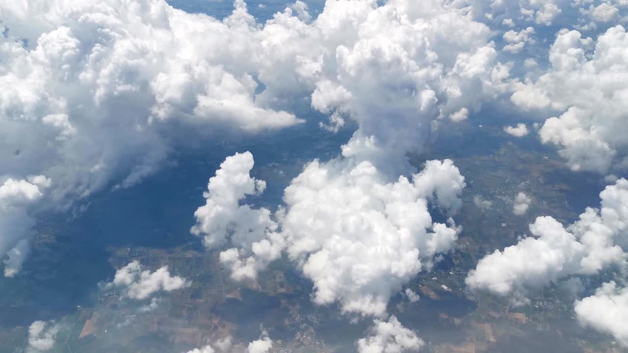 imágenes impresionantes de la vista aérea por encima de las nubes desde la ventana del avión con el cielo azul. vista desde la ventanilla del avión al cielo azul y las nubes blancas. vista de la tierra desde el cielo a través de las nube