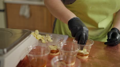 un chef preparando tazas de postre de pudín de plátano