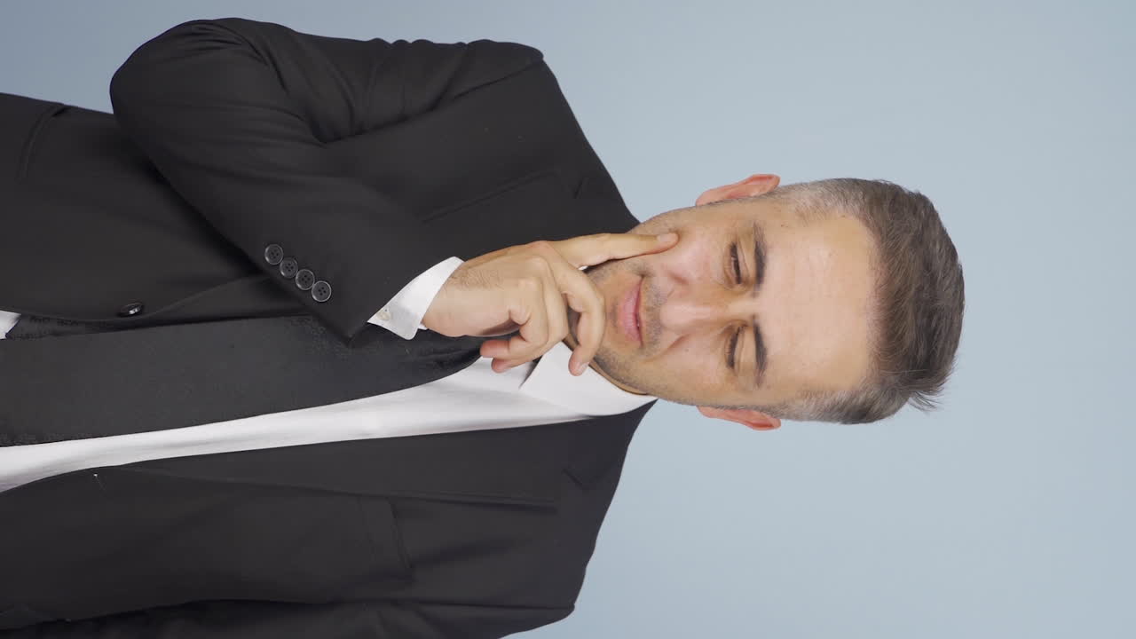 el video vertical del hombre de negocios pensante tiene una gran idea.