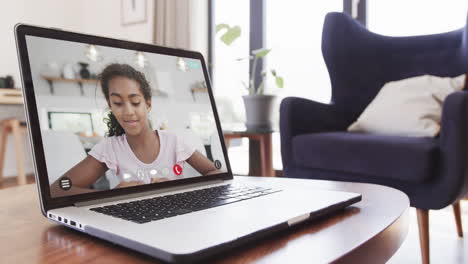 Biraziale-Studentin,-Die-Unterricht-Per-Laptop-Videoanruf-Hat-Und-In-Zeitlupe-Spricht