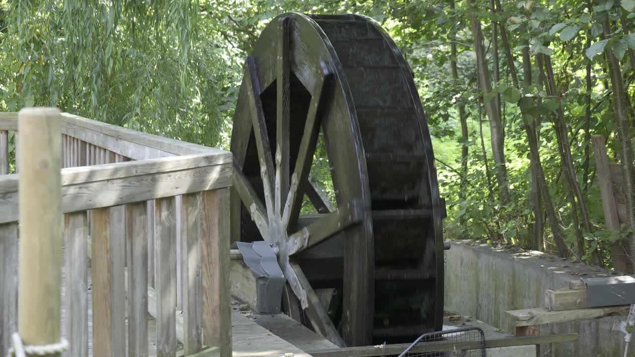 오래된 목조 물 밀은 수력 농촌 정적 삼각대 을 돌립니다.