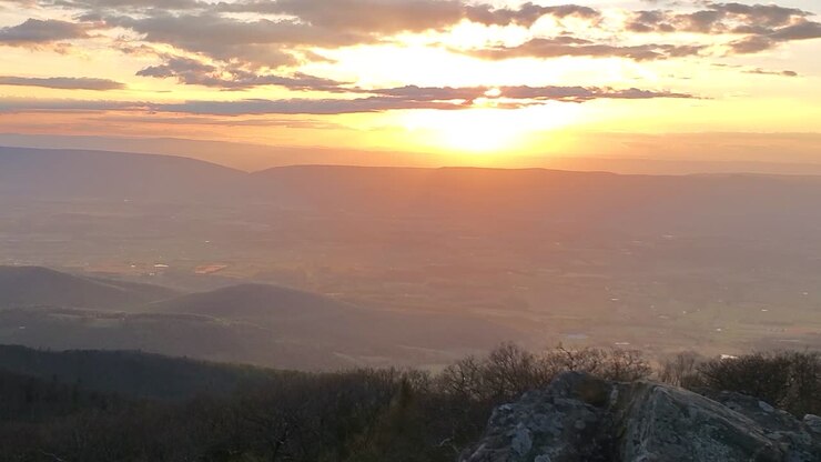 Immagine stock: tramonto sulle montagne.