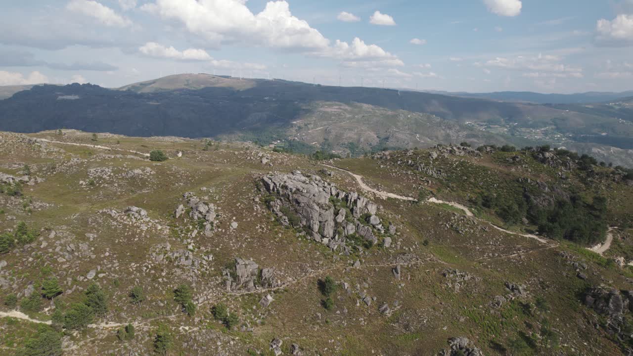 Ampia ripresa aerea a semi-orbita di un paesaggio montuoso, cima rocciosa, Parco Nazionale del Gerês.