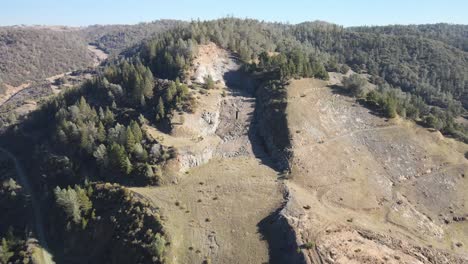 Flying-over-the-foothills-of-the-Sierra-Nevada-in-the-state-of-California-in-the-United-States