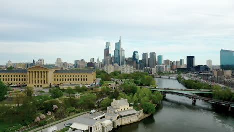 antena de drones que se eleva sobre el horizonte de la ciudad de filadelfia que muestra el centro de tecnología de comcast, el museo de arte y el río schuylkill