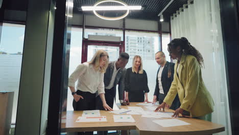 professionelle finanzanalysten und ökonomen diskutieren projekt im büro multiracial team