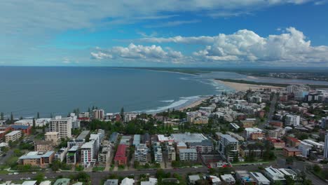 Bribie-Island-Kings-Beach-Sunshine-Coast-Luftaufnahme-Drohne-Sommer-Herbst-Winter-Australien-Australisch-Aussie-Atemberaubend-Schön-Sandig-Straßen-Gebäude-Autos-Queensland-Caloundra-Vorwärts-Schwenk-Nach-Oben-Bewegung