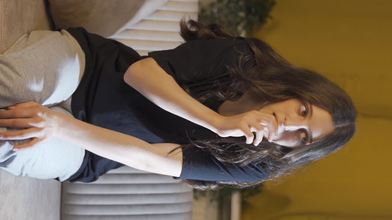 vídeo vertical de psicológicamente perturbado pensativo nervioso.