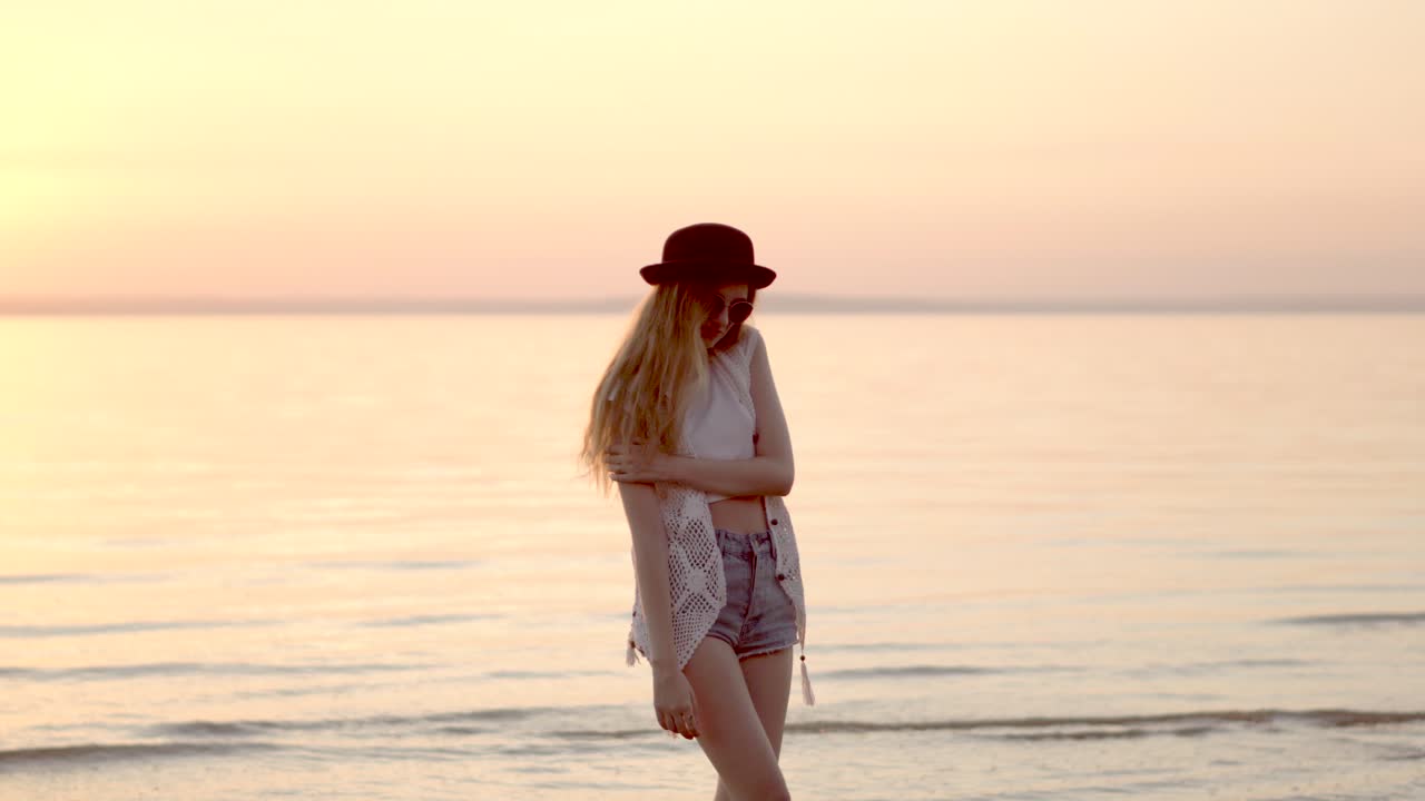 해변에서 해가 지는 여자