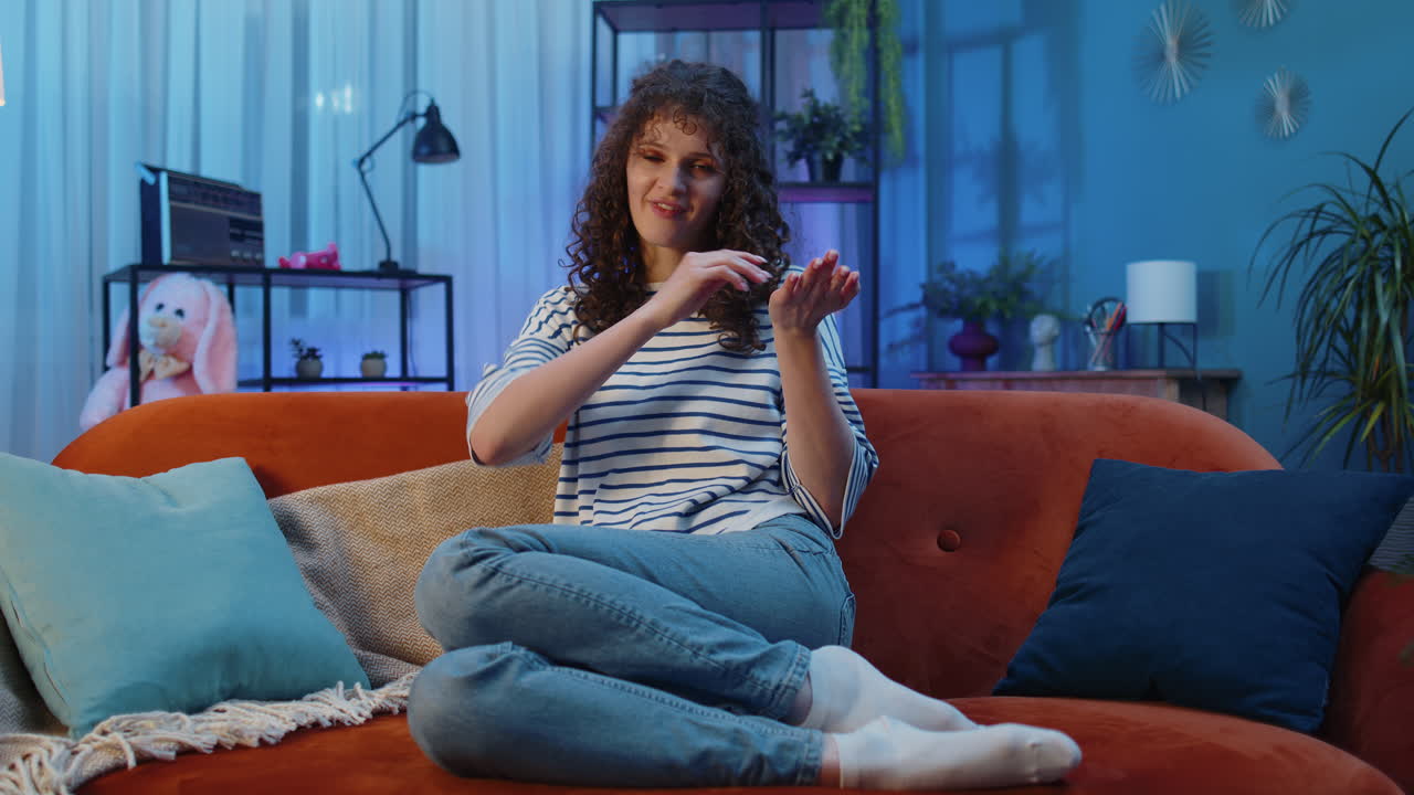 mujer rica feliz mostrando desperdicio o tirando dinero alrededor gesto de la mano, ganancia ganar lotería, compartir