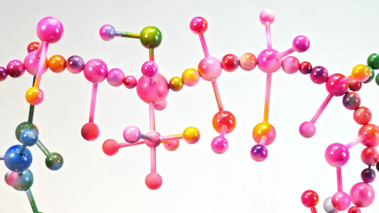 다채로운 공으로 만든 다채로운 심장 모양의 가까운.