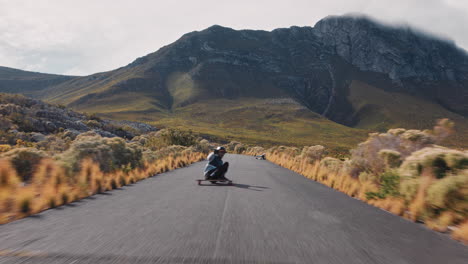 Junge-Freunde,-Die-Zusammen-Longboard-Fahren,-Rennen-Fahren,-Wettbewerbsfähige-Frau-Fällt-Beim-Unfall-Vom-Skateboard-Und-Trägt-Einen-Schutzhelm