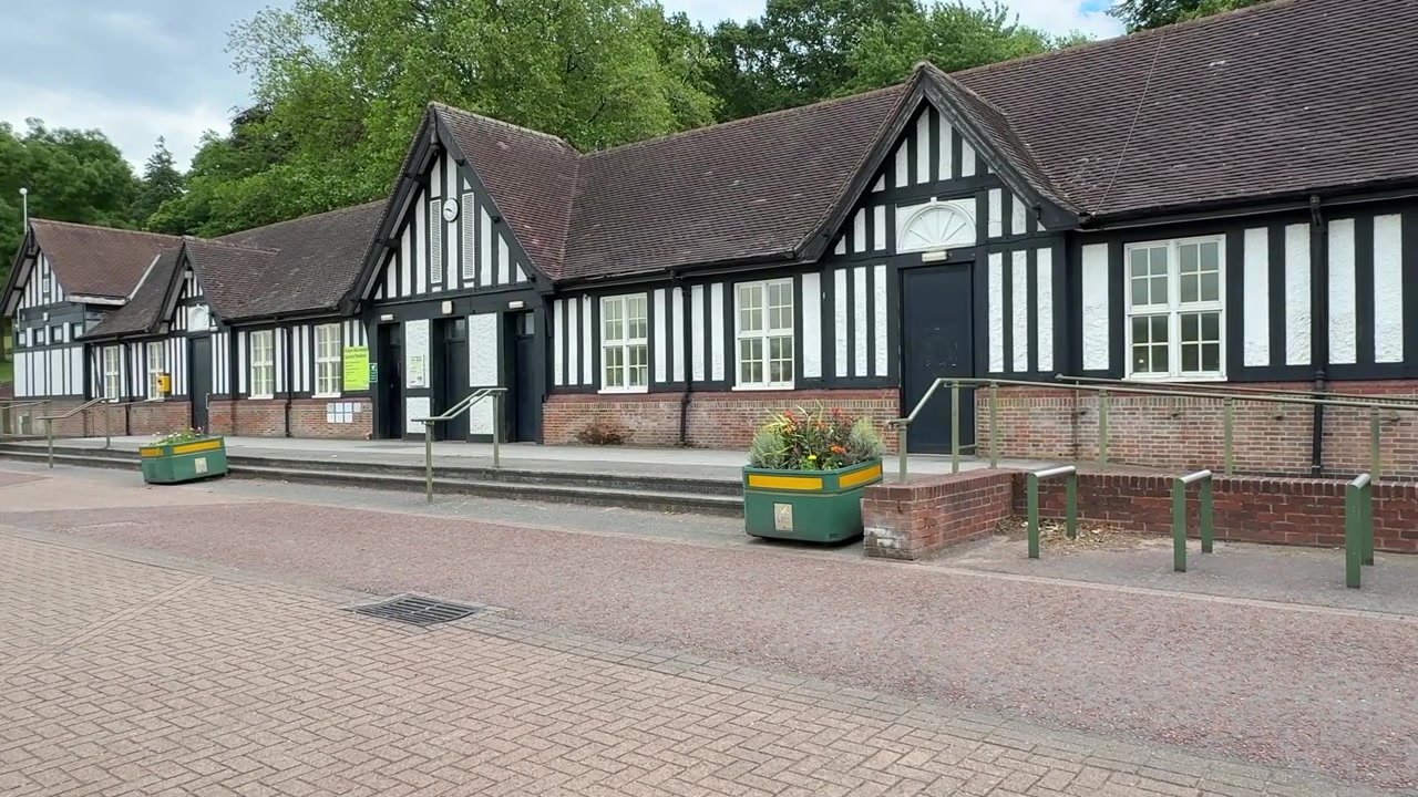Historisk engelsk bygning som viser frem den britiske arkitekturen til Forest Pavilion ved Forest Recreation Ground i Nottingham, Nottinghamshire, East Midlands, England, i en populær offentlig park