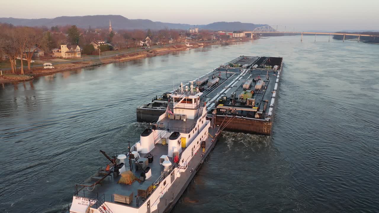Veduta Aerea di un Rimorchiatore che Spinge Chiatte da Carico Lungo un Fiume
