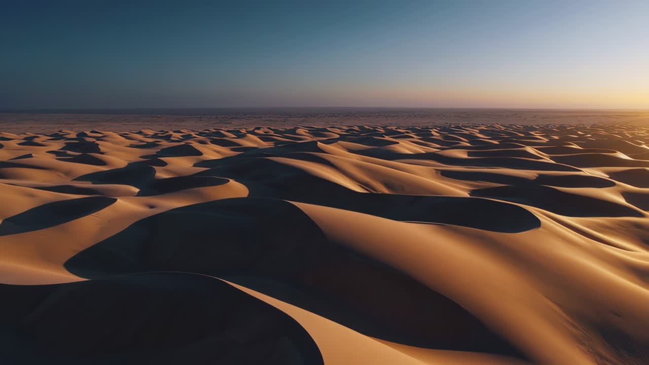 las dunas de arena del desierto al atardecer