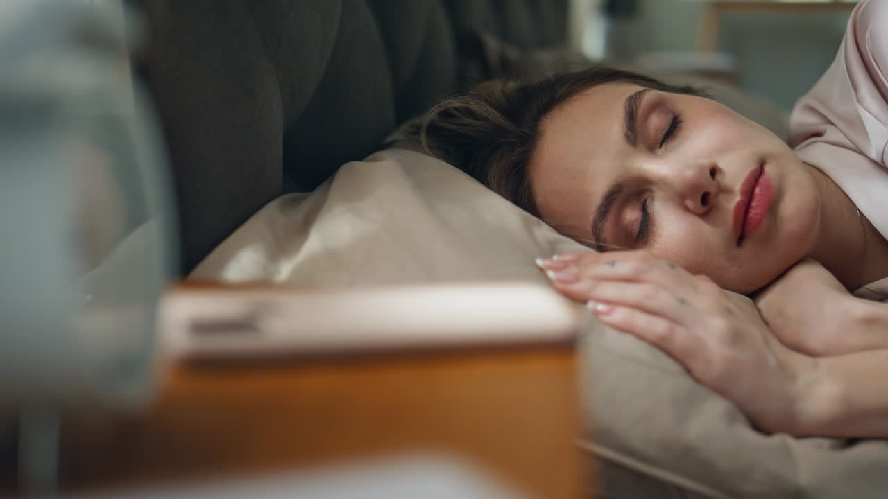 mujer durmiendo en la cama