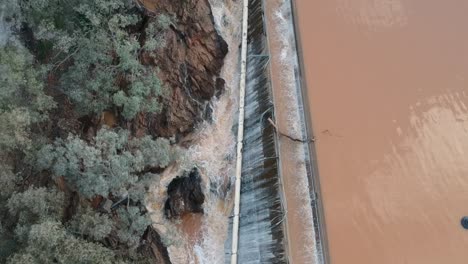 Hochwasser,-Das-Von-Einer-Drohne-über-Eine-Staumauer-Kaskadiert-10