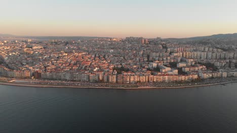 Diverse-Drohnenaufnahmen-An-Einem-Sonnigen-Nachmittag-In-Izmir,-Der-Drittgrößten-Stadt-Der-Türkei