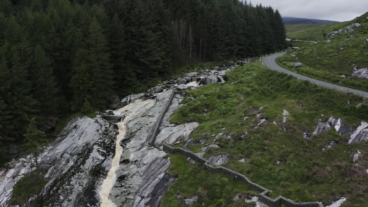 cascada de glenmacnass en las montañas de wicklow, irlanda
