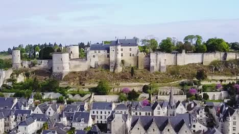 Schwenkclip-Des-Mittelalterlichen-Dorfes-Und-Schlosses-Von-Chinon-Mit-Blick-Auf-Den-Fluss-Vienne