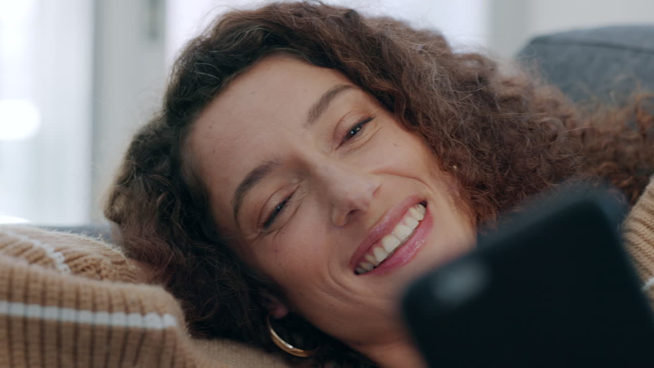 mujer relajándose en el sofá y sonriendo