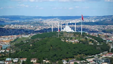 vista de alto ángulo de la mezquita de camlica y la bandera del pavo ,