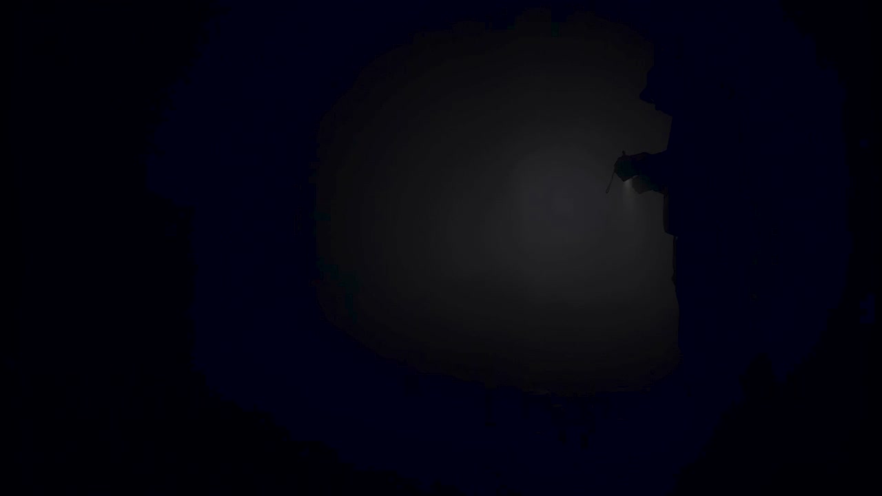 persona que hace senderismo por la noche