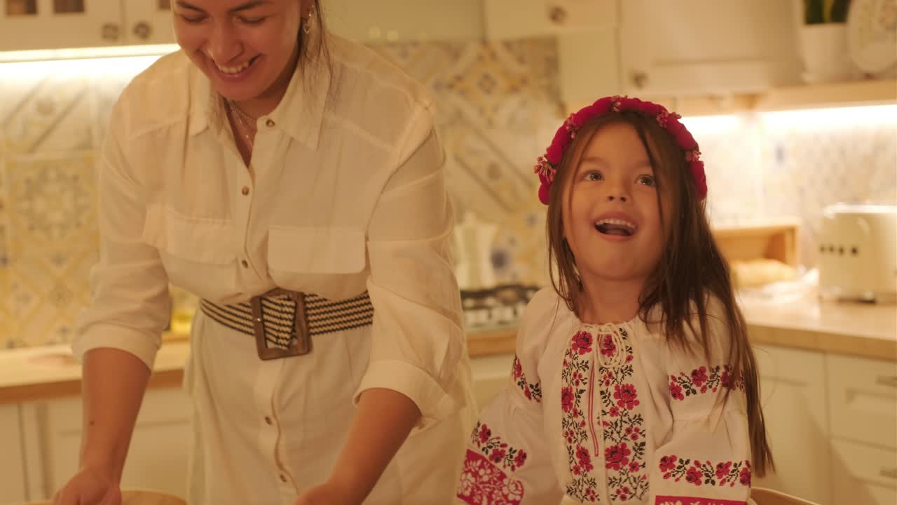 어머니 와 딸 이 크리스마스 축제 를 준비 하고 있다