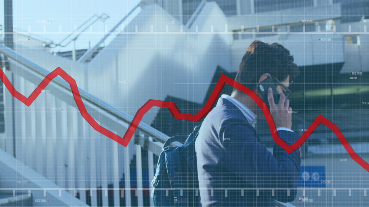 Animazione di elaborazione dati statistici con uomo asiatico che parla al smartphone sulle scale