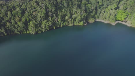 Ruhiges-Türkisfarbenes-Wasser-Des-Lake-Eacham-In-Atherton-Tableland,-Queensland,-Australien---Drohnenaufnahme-Aus-Der-Luft