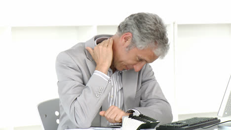 hombre de negocios cansado por el trabajo