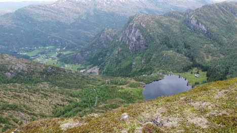 Antenne-Nähert-Sich-Und-Passiert-Trailrunner-Beim-Genießen